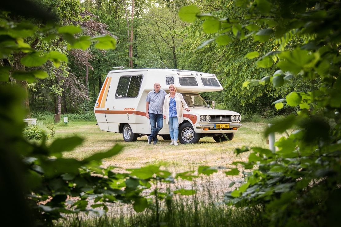 Thomas-en-Karin-van-Dijk-staan-voor-Toyota-Hilux-camper